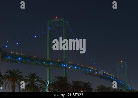 Image de nuit montrant le Vincent Thomas Bridge, un pont suspendu de 1500 mètres de long traversant le port de Los Angeles et reliant San Pedro au terminal. Banque D'Images