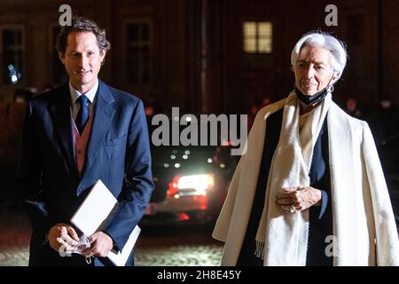 Turin, Italie.29 novembre 2021.Christine Lagarde (R), Présidente de la Banque centrale européenne (BCE), et John Elkann, Président de Fiat Chrysler automobiles (FCA), arrivent au Teatro Carignano (Théâtre Carignano) pour sa lectio magistral.Credit: Nicolò Campo/Alay Live News Banque D'Images