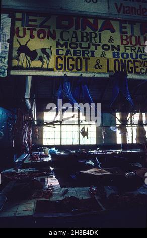 Une ferme de boucher de moutons et de chèvres dans la salle du marché historique de Port Louis Banque D'Images