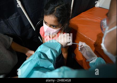 New York, États-Unis.29 novembre 2021.Avec sa mère tenant sa main Sanaa, 5 ans, reçoit sa deuxième dose du vaccin COVID-19 dans le site de vaccination des enfants du Musée américain d'Histoire naturelle, New York, NY, le 29 novembre 2021.Des millions d'enfants ont déjà été vaccinés contre le COVID-19 aux États-Unis depuis que les vaccins sont maintenant disponibles pour les enfants de 5 à 11 ans.(photo d'Anthony Behar/Sipa USA) crédit: SIPA USA/Alamy Live News Banque D'Images