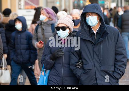 Édimbourg, Écosse, Royaume-Uni.29 novembre 2021.De nombreux membres du public portant des masques extérieurs sur Princes Street à Édimbourg.Avec la nouvelle variante Omicron du coronavirus maintenant en Écosse, le public a été invité à porter autant que possible des masques faciaux pour minimiser la propagation de la nouvelle variante du virus.Iain Masterton/Alay Live News. Banque D'Images