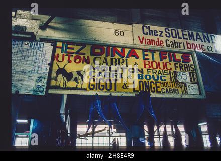 Signes à un stand de boucher de moutons et de chèvres dans la salle du marché historique de Port Louis Banque D'Images