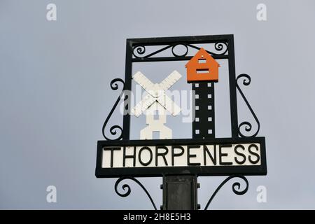 Panneau pour le village et la plage de Thorpness, Suffolk, Angleterre Banque D'Images