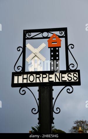 Panneau pour le village et la plage de Thorpness, Suffolk, Angleterre Banque D'Images