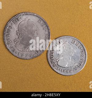 Pièces d'argent anciennes 1/2, et 1 Reales du Mexique, datées de 1776 à 1782.Sous la règle espagnole, Charles III Banque D'Images