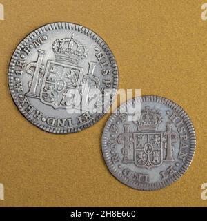 Pièces d'argent anciennes 1/2, et 1 Reales du Mexique, datées de 1776 à 1782.Sous la règle espagnole, Charles III Banque D'Images