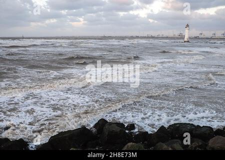 Liverpool, Royaume-Uni.26 novembre 2021.Photo prise de New Brighton de vents de force gale soufflant avec des mers rugueuses.Phare à New Brighton et Liverpool Waterfront en arrière-plan. Banque D'Images