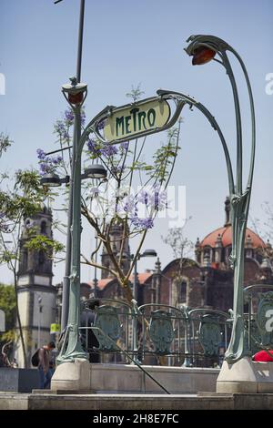 Photo verticale de l'entrée de la station de métro Bellas Artes à Mexico Banque D'Images