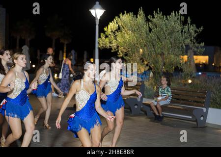 Spectacle de magnifiques danseurs devant les touristes avec programme de divertissement.Grèce.NEA Potidaea. Banque D'Images