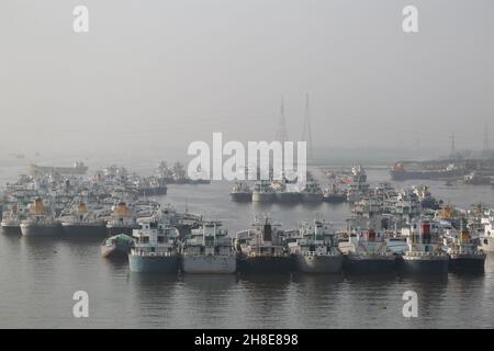 Navires plus légers pleins de matières premières ancrées pour le déchargement sur la rivière Shitalakshya près des usines de ciment de Narayanganj, au Bangladesh. Banque D'Images