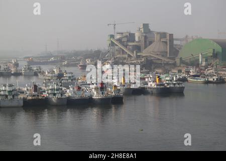 Navires plus légers pleins de matières premières ancrées pour le déchargement sur la rivière Shitalakshya près des usines de ciment de Narayanganj, au Bangladesh. Banque D'Images