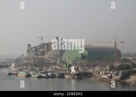 Navires plus légers pleins de matières premières ancrées pour le déchargement sur la rivière Shitalakshya près des usines de ciment de Narayanganj, au Bangladesh. Banque D'Images