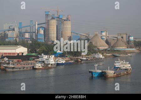Navires plus légers pleins de matières premières ancrées pour le déchargement sur la rivière Shitalakshya près des usines de ciment de Narayanganj, au Bangladesh. Banque D'Images