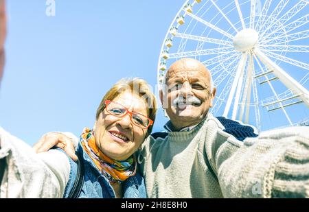 Heureux retraité senior couple prenant le selfie à l'hiver Voyage autour du monde - Active ludique vieux concept s'amusant ensemble - personnes matures Banque D'Images