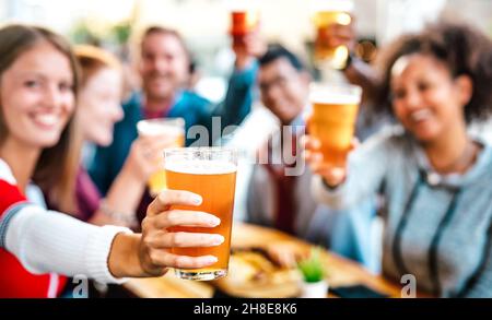 Arrière-plan flou des amis qui boivent et toaster de la bière dans le patio du restaurant du bar de la brasserie - concept de promotion happy hour avec les gens qui s'amusent Banque D'Images