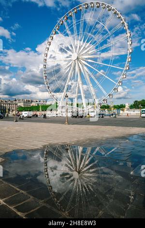 Reflet de la roue de ferris sur la place de la Concorde à Paris, France Banque D'Images