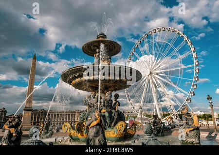 Fontaine et grande roue sur la place de la Concorde à Paris, France Banque D'Images