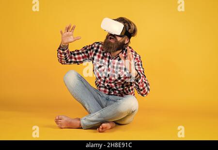Des technologies modernes. Homme aux lunettes de la réalité virtuelle.Concept technologique futur.Concept de réalité visuelle. Un gars qui s'est fait l'expérience de l'utilisation du micro-casque VR Banque D'Images