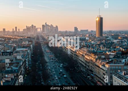 Avenue Charles de Gaulle et la Défense au coucher du soleil de l'Arc de Triomphe à Paris, France Banque D'Images