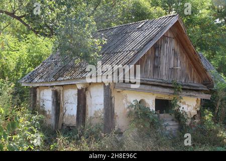 Maison abandonnée avec de larges volets ouverts Banque D'Images