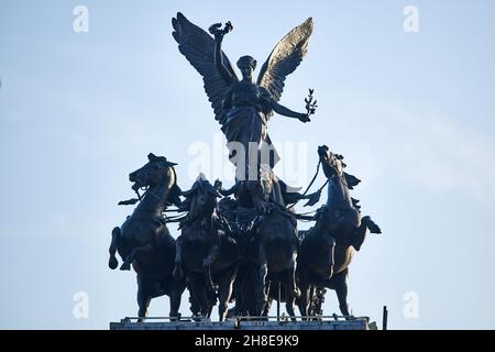 Sculpture en bronze Quadriga (quatre chars à cheval surmontés par l'ange de la paix) par Adrian Jones, au sommet de l'arche de Wellington, Hyde Park Corner, Londres. Banque D'Images