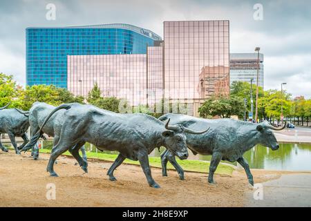 Sculpture de l'artiste Robert Summers sur la route des bovins, sur Pioneer Plaza, dans le centre-ville de Dallas, Texas, États-Unis. Banque D'Images