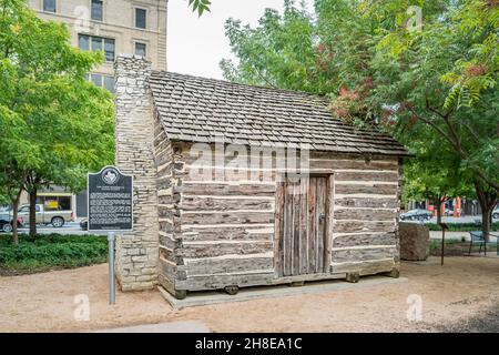 Historique Pioneer chalet en bois de c.1850 dans le centre-ville de Dallas, Texas, États-Unis. Banque D'Images