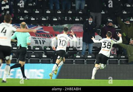 DERBY, GBR.LE 29 NOVEMBRE Tom Lawrence de Derby County célèbre après avoir obtenu un but pour le faire 1-0 lors du match de championnat Sky Bet entre Derby County et Queens Park Rangers au Pride Park, Derby, le lundi 29 novembre 2021.(Credit: Jon Hobley | MI News) Credit: MI News & Sport /Alay Live News Banque D'Images