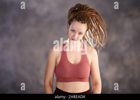 Extensions Fake cheveux ou boîte de tresses dans sportive blanc femme 28 ans. Banque D'Images