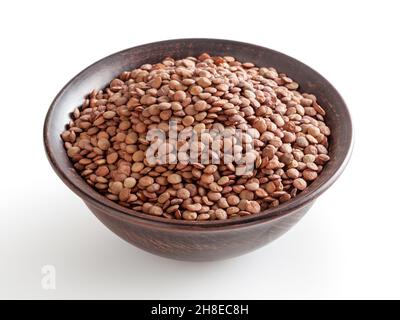 Lentilles non cuites dans un bol en céramique isolé sur fond blanc avec un passe-cheveux Banque D'Images