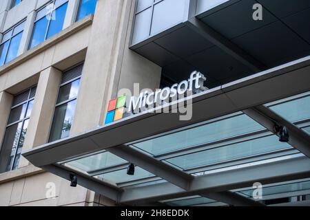 Bellevue, WA États-Unis - vers juin 2021 : vue extérieure du campus de Microsoft dans le centre-ville de Bellevue, WA sans personne. Banque D'Images
