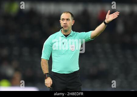 DERBY, GBR.29 NOV Referee, Jeremy Simpson gestes pendant le match de championnat Sky Bet entre Derby County et Queens Park Rangers au Pride Park, Derby le lundi 29 novembre 2021.(Credit: Jon Hobley | MI News) Credit: MI News & Sport /Alay Live News Banque D'Images