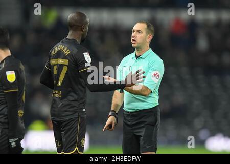 DERBY, GBR.29 NOV Albert Adomah de Queens Park Rangers a des mots avec l'arbitre Jeremy Simpson lors du match de championnat Sky Bet entre Derby County et Queens Park Rangers au Pride Park, Derby le lundi 29 novembre 2021.(Credit: Jon Hobley | MI News) Credit: MI News & Sport /Alay Live News Banque D'Images