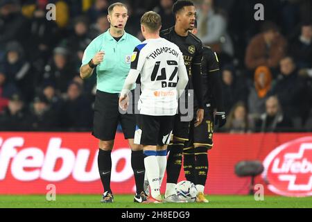 DERBY, GBR.LE 29 NOVEMBRE arbitre, Jeremy Simpson a des mots avec Liam Thompson du comté de Derby lors du match de championnat Sky Bet entre le comté de Derby et les Queens Park Rangers au Pride Park, Derby, le lundi 29 novembre 2021.(Credit: Jon Hobley | MI News) Credit: MI News & Sport /Alay Live News Banque D'Images