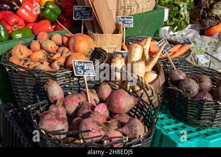 Variété de betteraves et autres légumes-racines à vendre sur Market Square à Helsinki, Finlande Banque D'Images