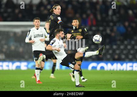 DERBY, GBR.29 NOVEMBRE GraemeÊShinnie de Derby County contrôle le ballon tandis que Stefan Johansen de Queens Park Rangers tente de faire un défi pendant le match de championnat de pari de ciel entre Derby County et Queens Park Rangers au Pride Park, Derby le lundi 29 novembre 2021.(Credit: Jon Hobley | MI News) Credit: MI News & Sport /Alay Live News Banque D'Images