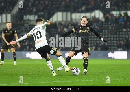 DERBY, GBR.29 NOV Stefan Johansen, de Queens Park Rangers, combat avec Tom Lawrence, du comté de Derby, lors du match de championnat Sky Bet entre le comté de Derby et les Queens Park Rangers au Pride Park, Derby, le lundi 29 novembre 2021.(Credit: Jon Hobley | MI News) Credit: MI News & Sport /Alay Live News Banque D'Images