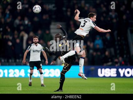 Craig Forsyth du comté de Derby en action avec Albert Adomah des Queens Park Rangers lors du match de championnat Sky Bet au Pride Park Stadium, Derby.Date de la photo: Lundi 29 novembre 2021. Banque D'Images