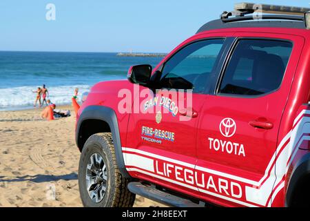 Un camion rouge Toyota San Diego, un maître-nageur californien de pompiers et de sauvetage sur Ocean Beach avec des gens de plage en arrière-plan; journée ensoleillée dans le sud de la Californie. Banque D'Images
