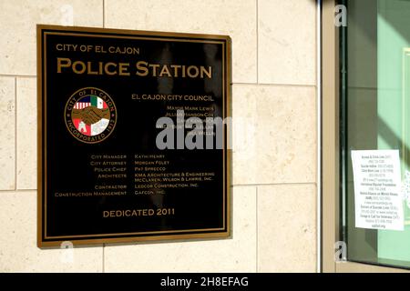 Plaque de dédicace à l'extérieur du service de police d'El Cajon, en Californie, commémorant le dédicace du bâtiment en 2011; installations de sécurité publique. Banque D'Images