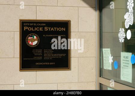 Plaque de dédicace à l'extérieur du service de police d'El Cajon, en Californie, commémorant le dédicace du bâtiment en 2011; installations de sécurité publique. Banque D'Images