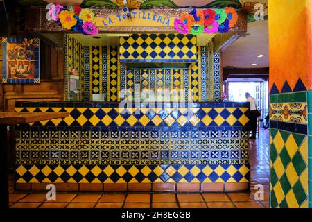 Casa Guadalajara cuisine mexicaine restaurant intérieur dans la vieille ville, San Diego, Californie; la Tortilleria tortilla station de fabrication avec décor mexicain de carreaux. Banque D'Images