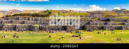 Site archéologique de Sacsayhuaman situé sur les collines au-dessus de la ville de Cusco, Pérou Banque D'Images