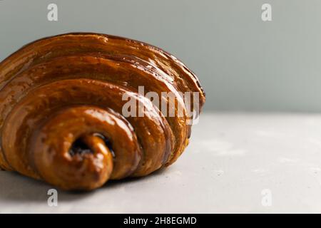 Un croissant français fraîchement préparé avec garniture au chocolat se trouve sur la table.Délicieuses pâtisseries françaises.Copier l'espace.Gros plan.Mise au point sélective. Banque D'Images