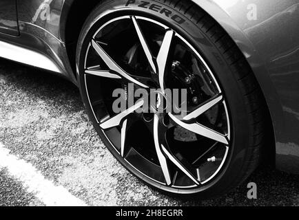 Roue de voiture sport haute performance Banque D'Images