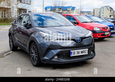 Bucarest, Roumanie, 19 mars 2021 Nouvelle voiture électrique hybride Toyota bleu foncé rétro garée dans une rue par un beau jour de printemps Banque D'Images