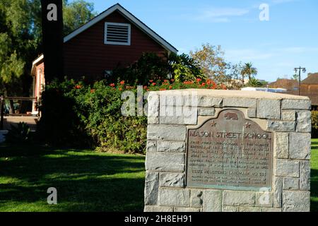 Plaque en face de la salle d'école Mason Street Schoolhouse dans la vieille ville de San Diego, Californie; la première école publique de la ville fondée en 1865. Banque D'Images