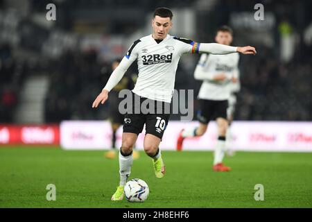 DERBY, GBR.29 NOV Tom Lawrence de Derby County court avec le ballon pendant le match de championnat Sky Bet entre Derby County et Queens Park Rangers au Pride Park, Derby, le lundi 29 novembre 2021.(Credit: Jon Hobley | MI News) Credit: MI News & Sport /Alay Live News Banque D'Images