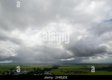 Drone aérienne d'orage approchant au-dessus de la ville Banque D'Images