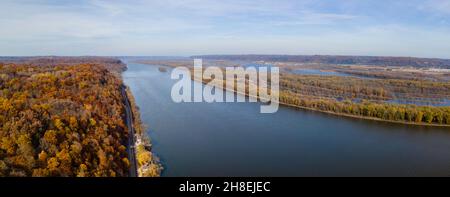 Photographie aérienne de la vallée du Mississippi supérieur lors d'un bel après-midi d'automne.Marquette, Iowa, États-Unis. Banque D'Images